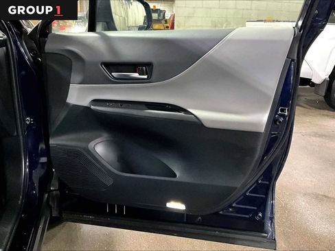 Certified 2021 Toyota Venza LE image 22