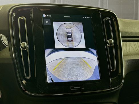Used 2025 Volvo XC40 B5 Plus image 23