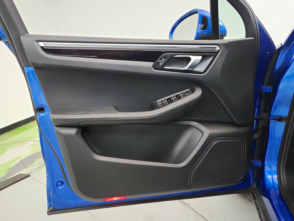 Used 2020 Porsche Macan AWD/4WD image 23