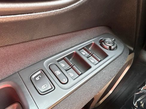 Used 2017 Jeep Renegade Latitude w/ Popular Equipment Group FWD image 7