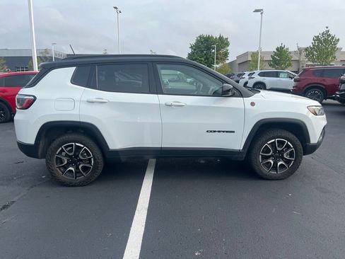 Used 2025 Jeep Compass Trailhawk AWD/4WD image 4