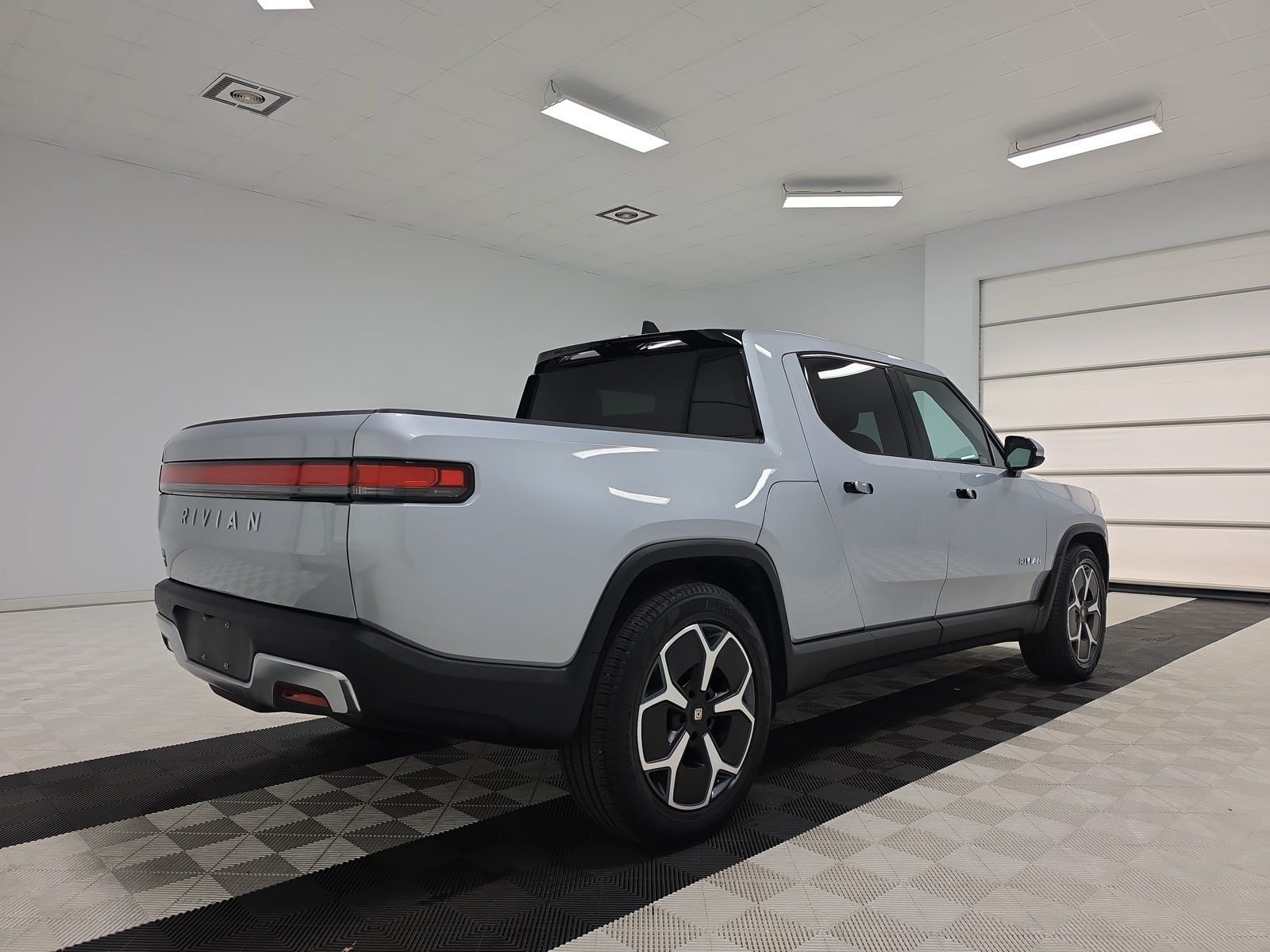 Used 2023 Rivian R1T Adventure Dual AWD/4WD image 5
