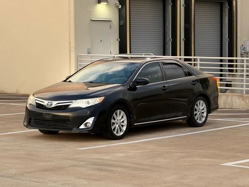 Used 2012 Toyota Camry XLE w/ Leather Pkg FWD image 3