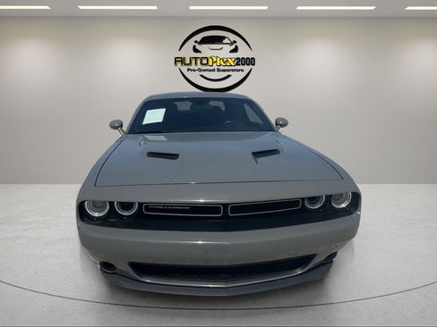 Used 2018 Dodge Challenger SXT RWD image 2