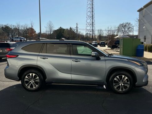 Used 2022 Toyota Highlander XLE image 7