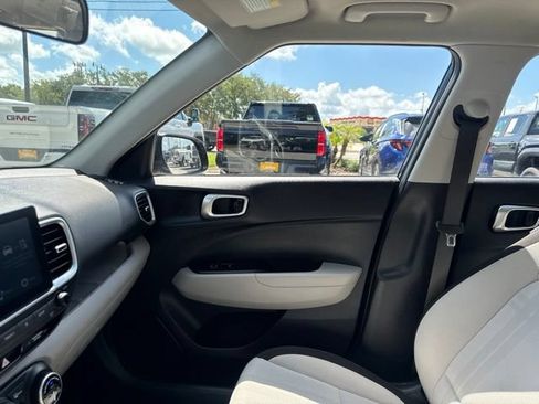 Used 2025 Hyundai Venue SEL FWD image 23