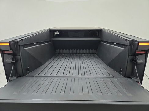Used 2025 Tesla Cybertruck 2WD Crew Cab image 28