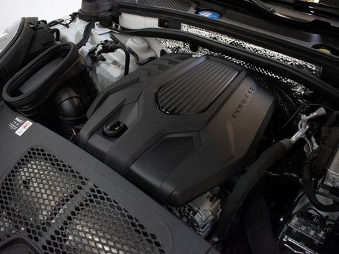 Certified 2025 Porsche Macan image 18