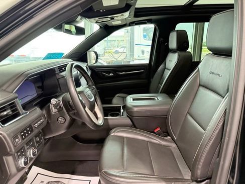Used 2023 GMC Yukon XL Denali image 12