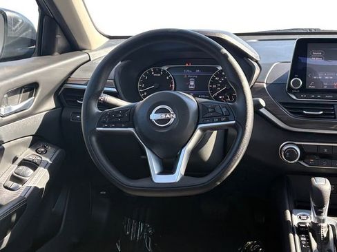 Used 2025 Nissan Altima 2.5 SV FWD image 15