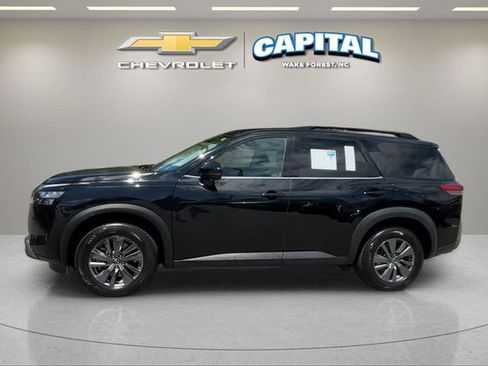 Used 2025 Nissan Pathfinder SV FWD image 2