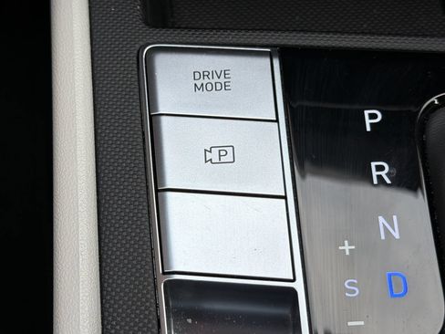 Used 2025 Hyundai Elantra Limited FWD image 8