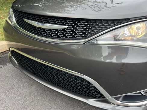 Used 2017 Chrysler Pacifica Touring-L w/ Tire & Wheel Group image 62