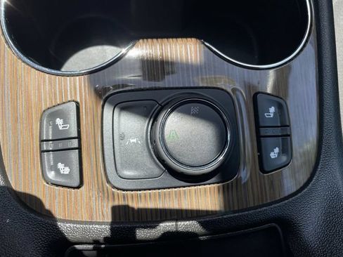 Used 2023 GMC Acadia SLE w/ Driver Convenience Package FWD image 16