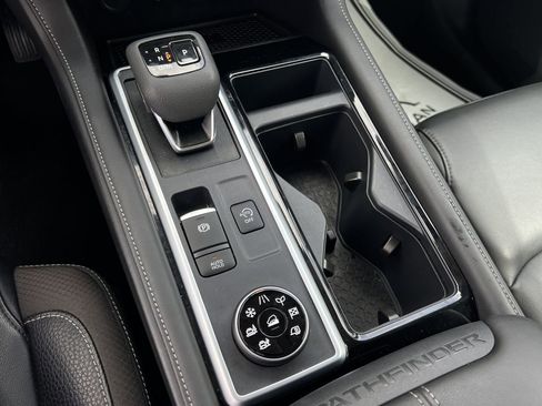 Certified 2025 Nissan Pathfinder SL image 16