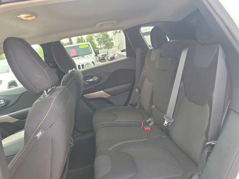 Used 2017 Jeep Cherokee Latitude w/ Cold Weather Group AWD/4WD image 25