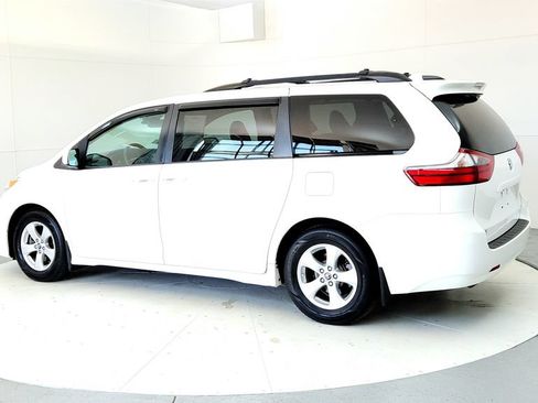 Certified 2020 Toyota Sienna LE w/ LE Preferred Package FWD image 4
