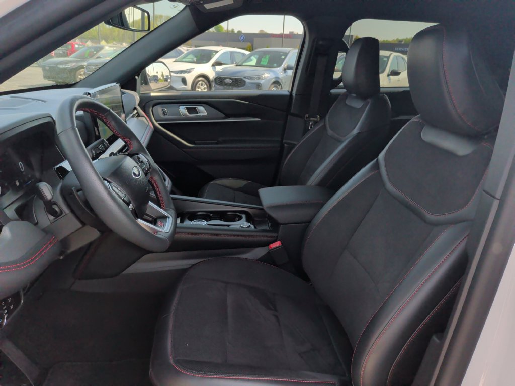 Used 2025 Ford Explorer ST AWD/4WD image 4