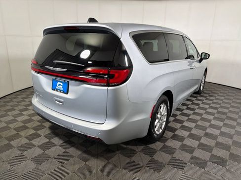 Used 2024 Chrysler Pacifica Touring-L FWD image 7