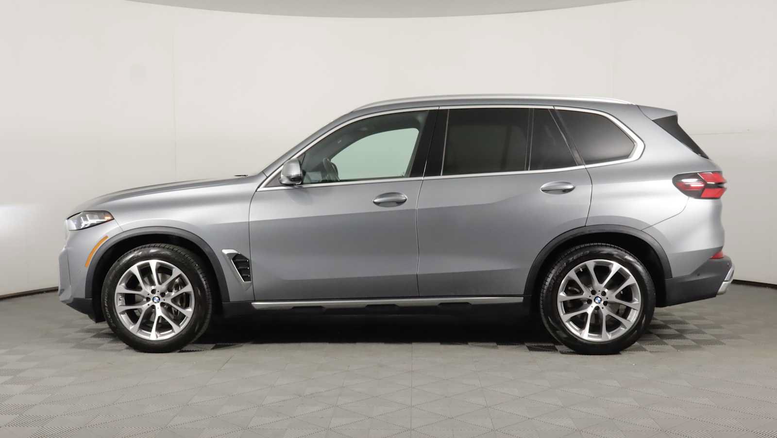 Used 2024 BMW X5 xDrive40i w/ Parking Assistance Package AWD/4WD image 7