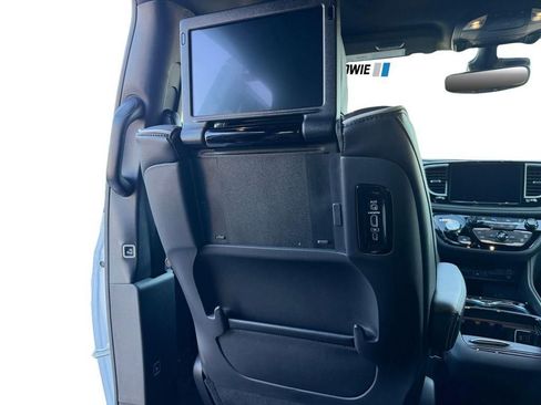 New 2026 Chrysler Pacifica Limited w/ Uconnect Theater Family Group image 25