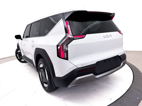Certified 2024 Kia EV9 Light Long Range RWD image 7