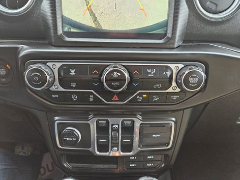 Used 2018 Jeep Wrangler Unlimited Sahara image 15