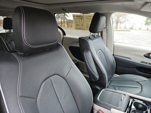 Used 2024 Chrysler Pacifica Limited w/ Uconnect Theater Family Group image 12