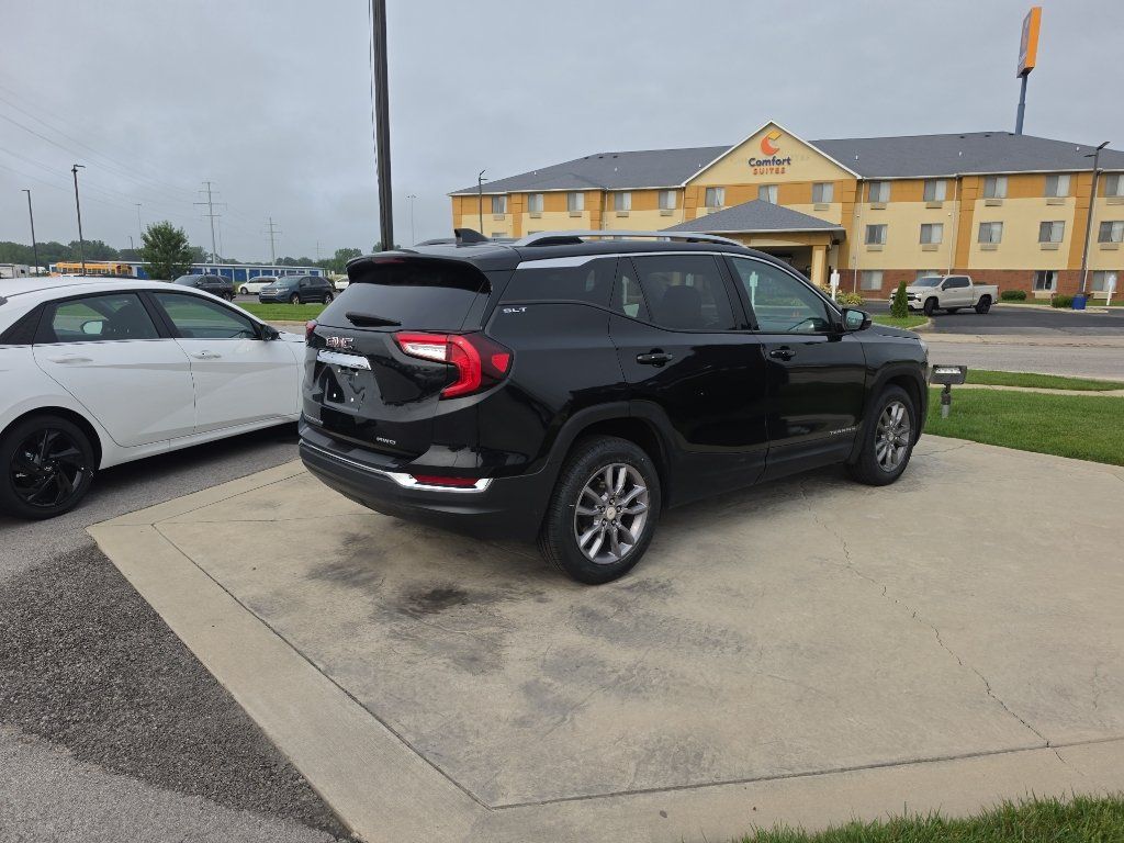 Used 2024 GMC Terrain SLT AWD/4WD image 5