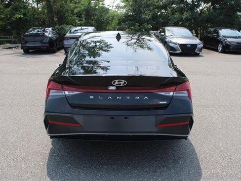Used 2025 Hyundai Elantra Limited FWD image 7