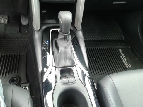 Used 2025 Toyota Corolla Cross XLE image 17