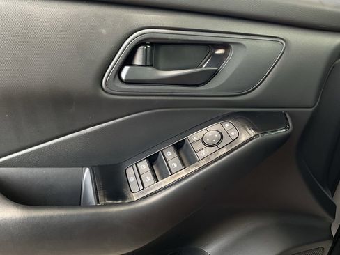 Used 2025 Nissan Rogue S AWD/4WD image 18