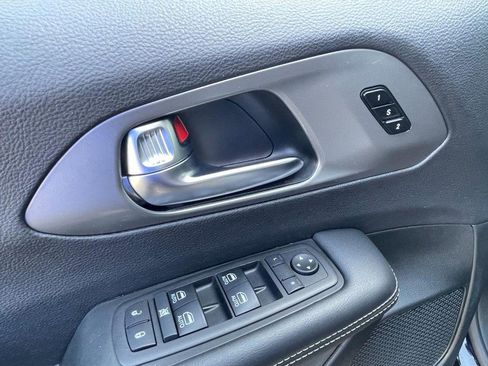 Used 2025 Chrysler Pacifica Select image 24