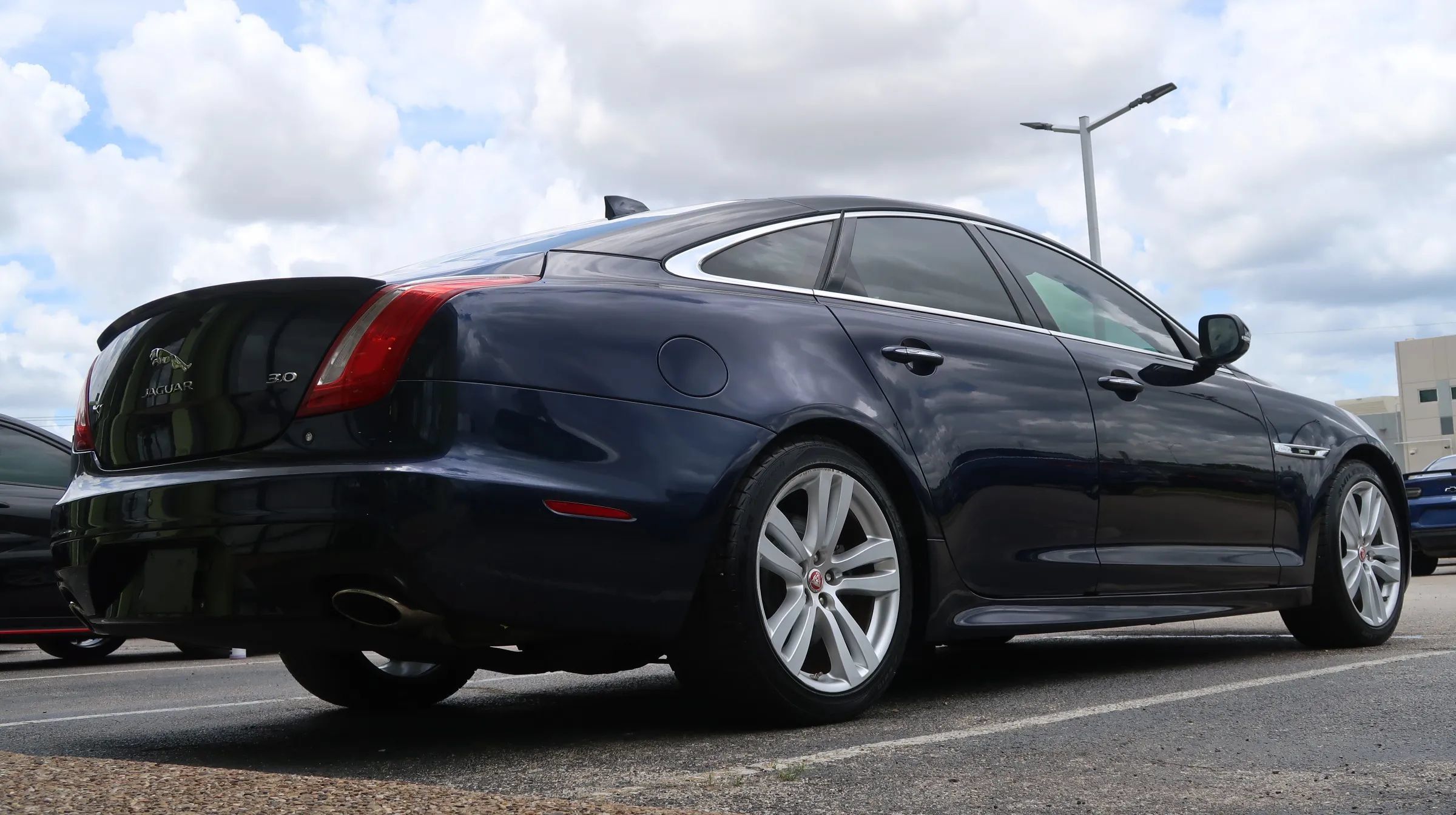 Used 2016 Jaguar XJ R-Sport RWD image 10