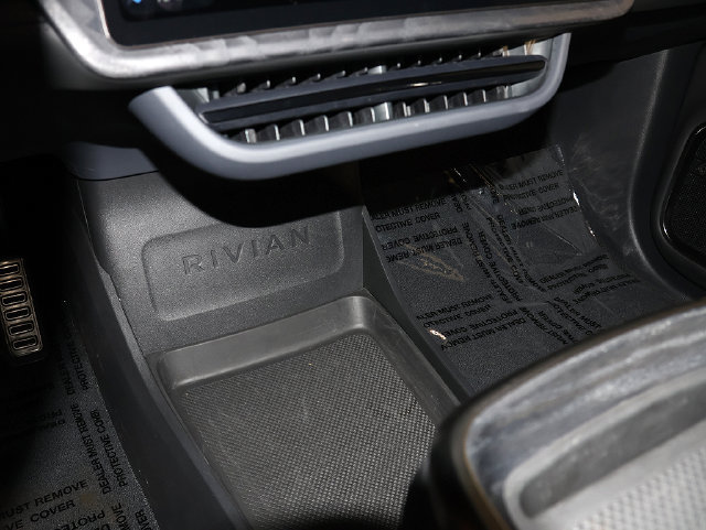 Used 2024 Rivian R1S Adventure Dual AWD/4WD image 23