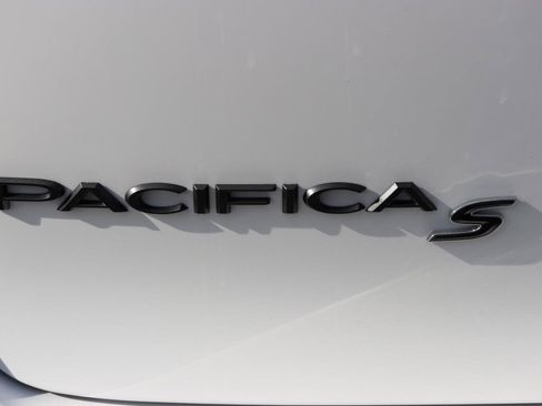 Used 2025 Chrysler Pacifica Limited FWD image 65