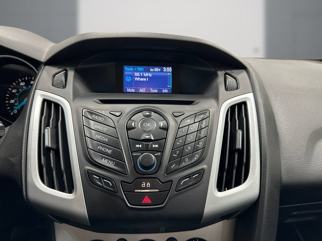 Used 2014 Ford Focus SE w/ Equipment Group 201A FWD image 19