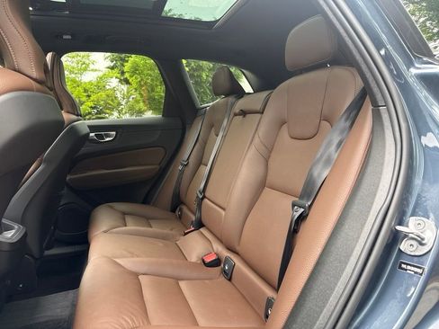 Used 2022 Volvo XC60 B5 Momentum w/ Advanced Package AWD/4WD image 24