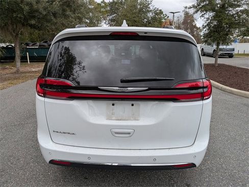 Used 2022 Chrysler Pacifica Touring-L w/ Uconnect Theater Family Group image 4