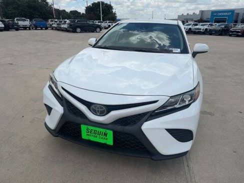 Used 2019 Toyota Camry SE FWD image 3