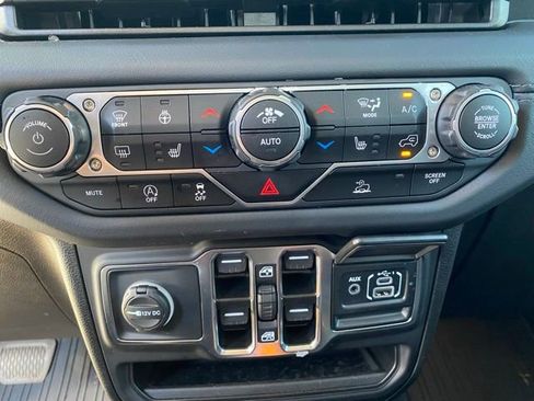 Used 2025 Jeep Gladiator Sport image 24