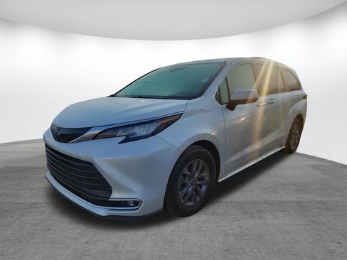 Used 2023 Toyota Sienna XLE FWD image 3