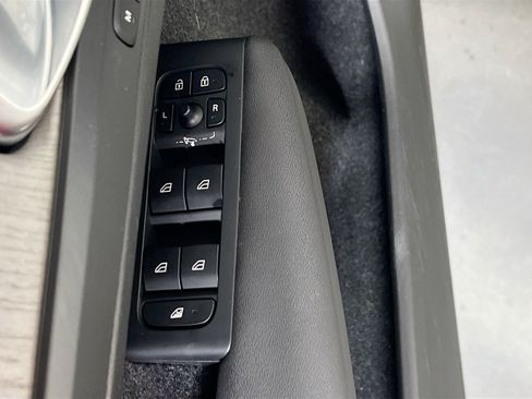 Used 2023 Volvo XC40 B5 Plus w/ Protection Package Premier AWD/4WD image 18