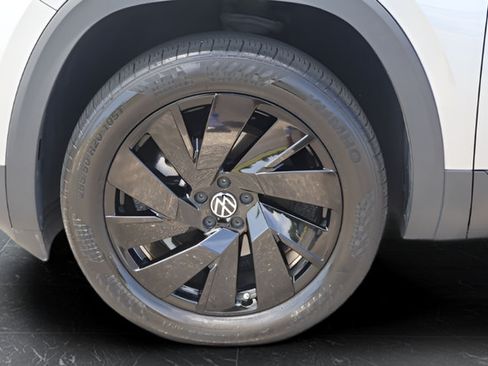 Certified 2024 Volkswagen Atlas Cross Sport SE FWD image 10