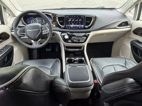 Used 2023 Chrysler Pacifica Limited FWD image 3