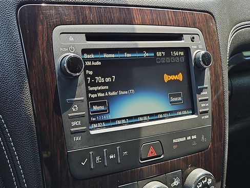 Used 2017 Chevrolet Traverse LT w/ Style and Technology Package FWD image 16