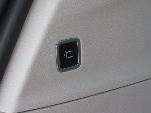 Used 2018 Chrysler Pacifica Limited FWD image 30