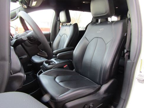 Used 2023 Chrysler Pacifica Touring-L w/ S Appearance Package image 22