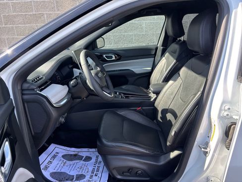 Used 2023 Jeep Compass Limited image 11