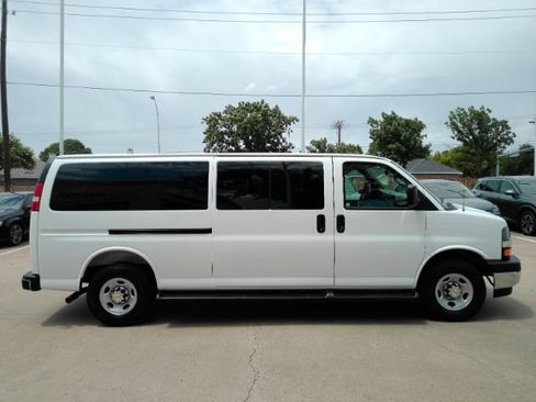 Used 2025 Chevrolet Express 3500 LT w/ LT Preferred Equipment Group RWD image 4